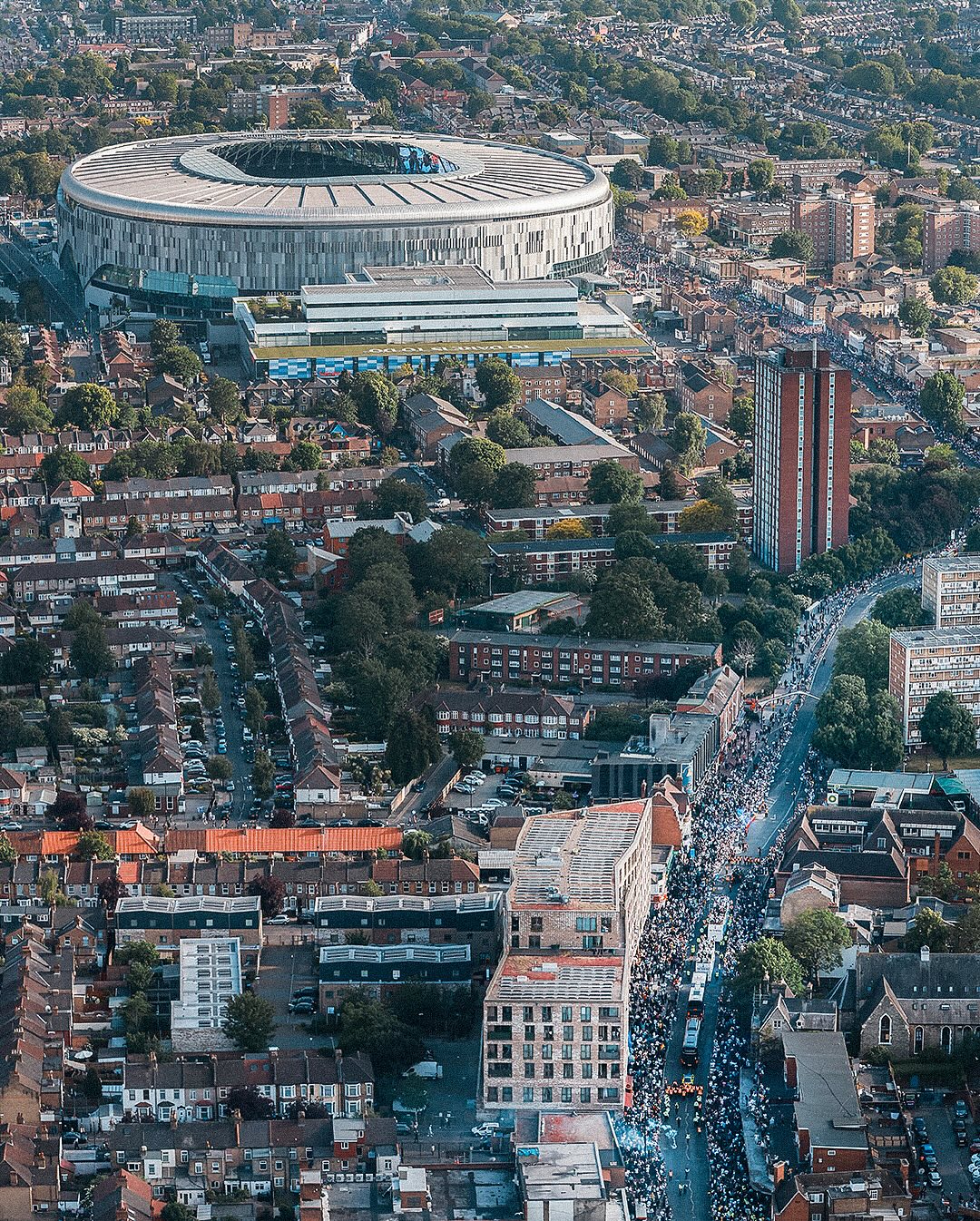 Londonlular Avropa Liqası kubokunu qarşılayır - FOTO